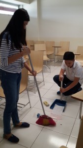 Menyapu Lantai (1)