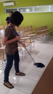 Mengepel Lantai
