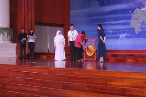 Bapak Fatahillah memukul Gong