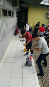 Menyapu lantai dan Mengepel lantai