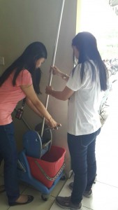 Bersiap-siap untuk mengepel lantai