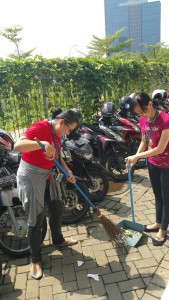 Membersihkan Parkiran Motor 2