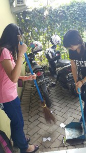 Membersihkan Parkiran Motor