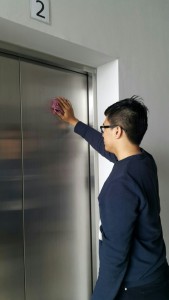 Mengelap Pintu Lift