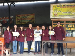 Berfoto bersama tukang nasi goreng