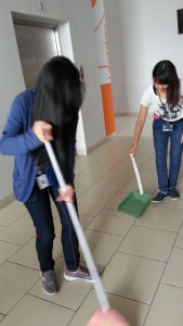 Menyapu Lantai 2